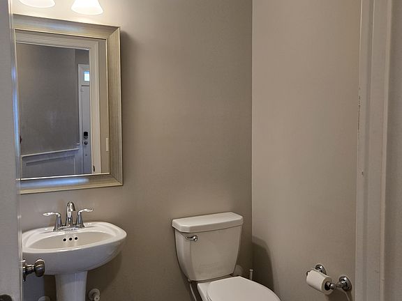 3rd image of 576 Historic Dr