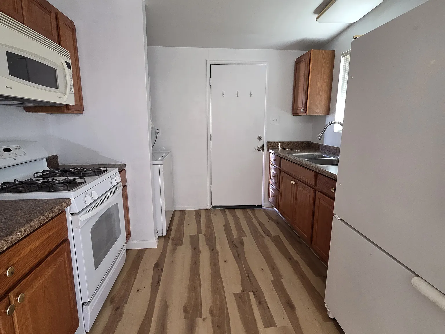2 bed, 900 sqft, $1,300 — Photo 4