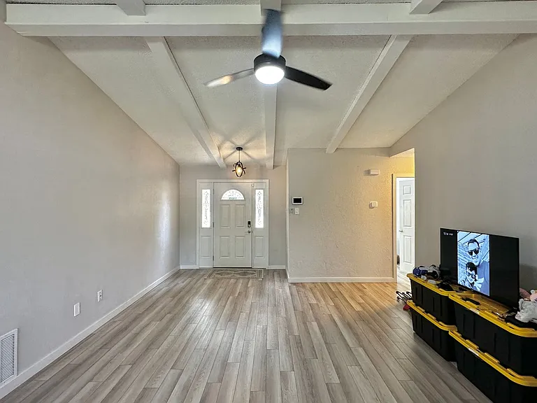 4720 NE Macarthur Cir — Photo 9