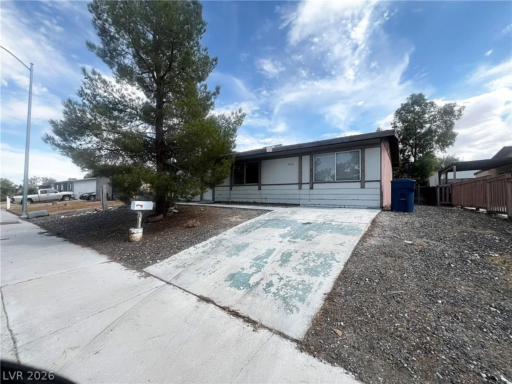 3 bed, 1.0 bath, 1104 sqft, $1,480 — Photo 2