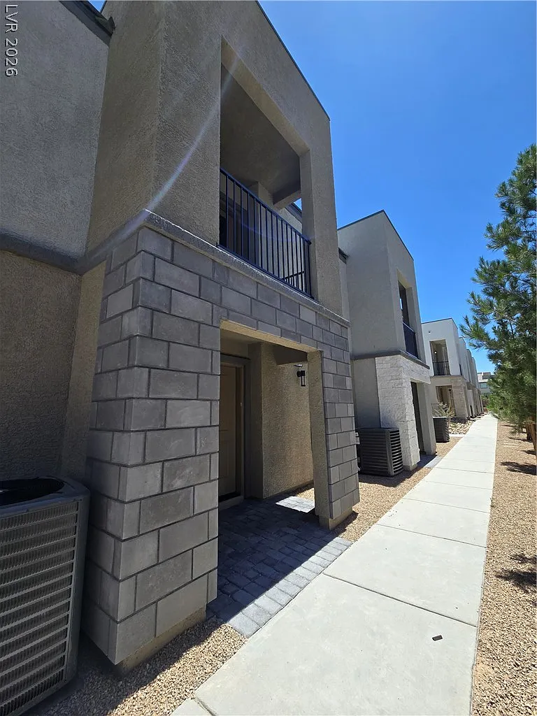 3 bed, 2.0 bath, 1253 sqft, $2,100 — Photo 3