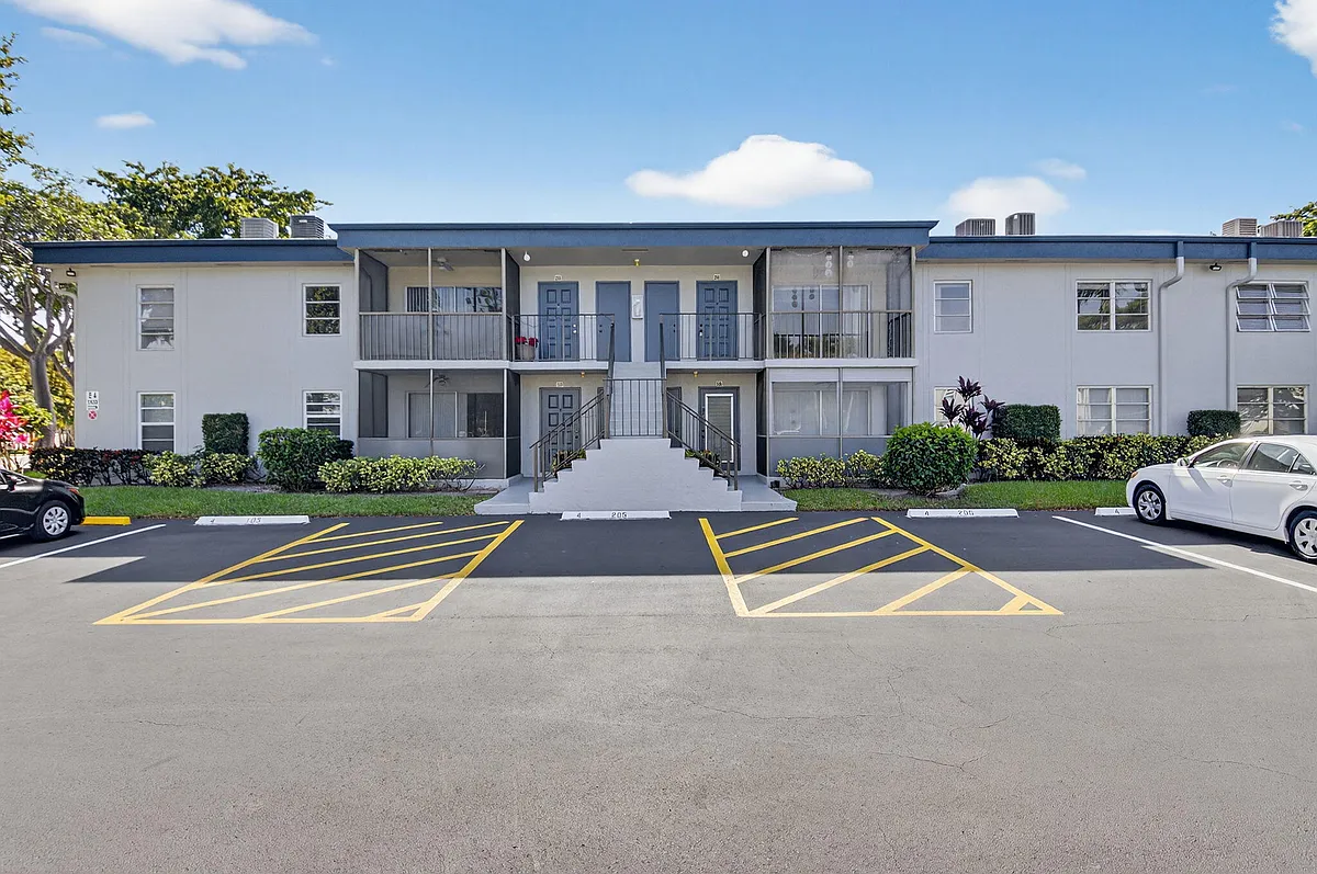 Building Photo - 7535 S Oriole Blvd #206