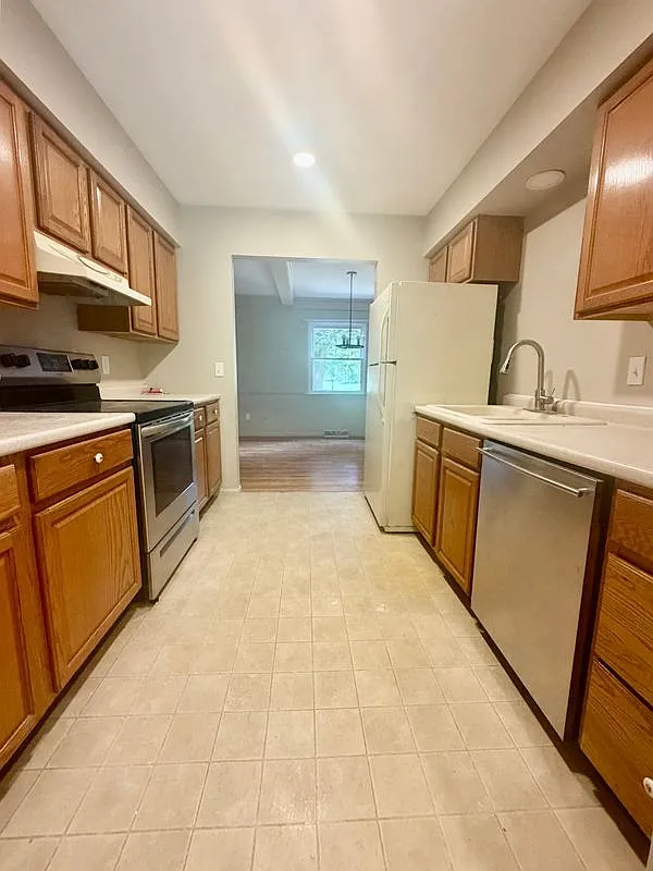 3 bed, 2.5 bath, 1375 sqft, $1,900 — Photo 4