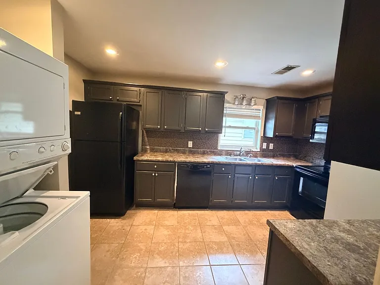 1008 Broadway St — Photo 7