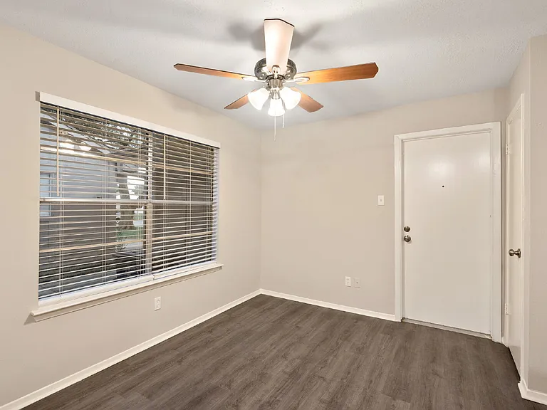 2411 Cypressvine Dr — Photo 5