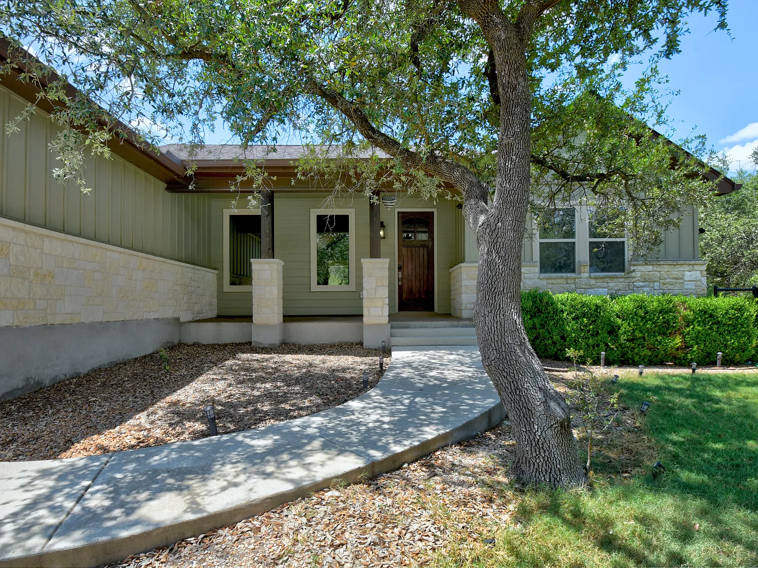 3 bed, 1928 sqft, $2,400 — Photo 2