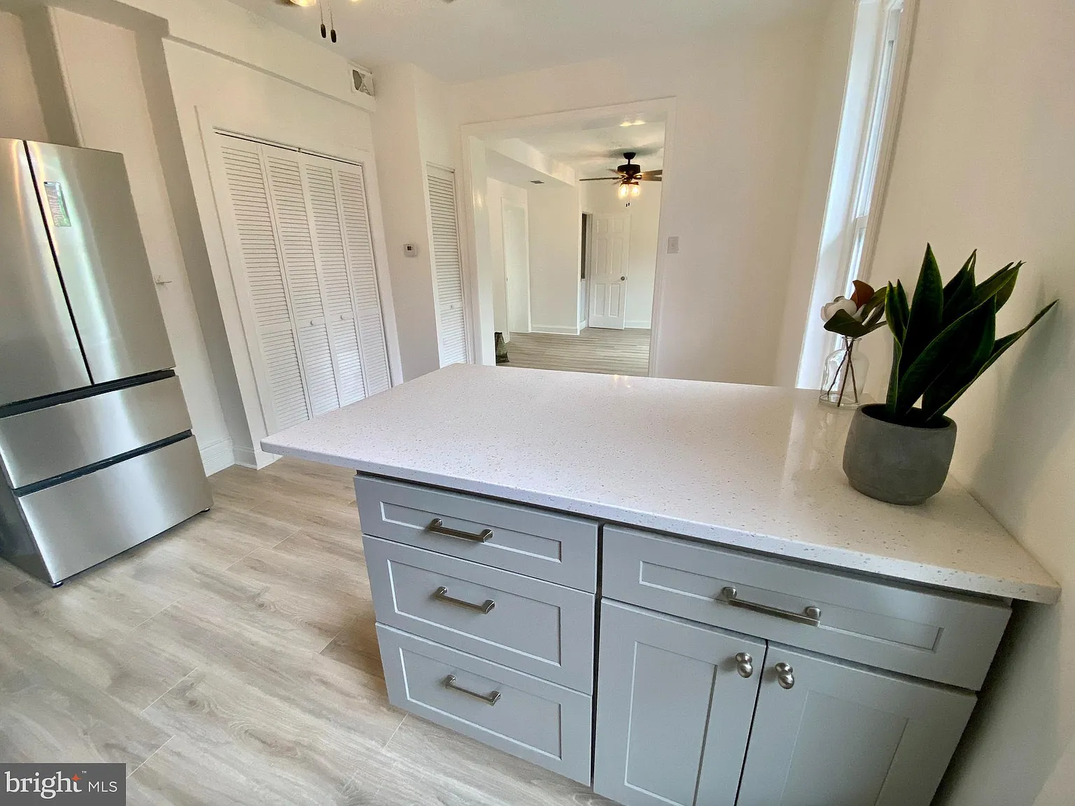 2 bed, 900 sqft, $2,300 — Photo 3