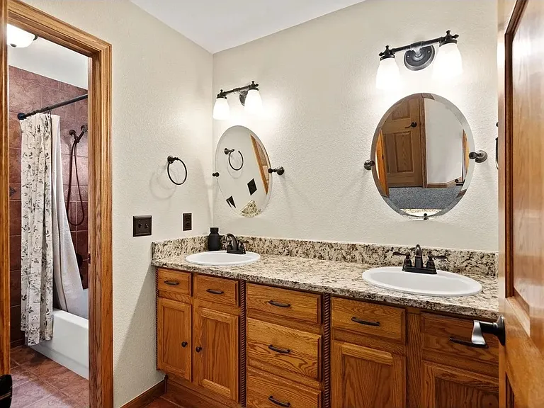 4601 Twin Peaks Dr — Photo 25