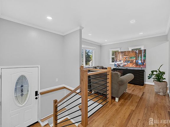 5th image of 640 Forrest Ave