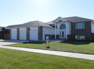 1721 Birch Pl SW, Minot, ND 58701