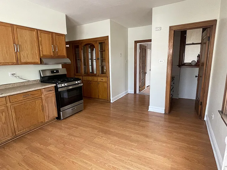 2302 Clarence Avenue - Unit 1W — Photo 2