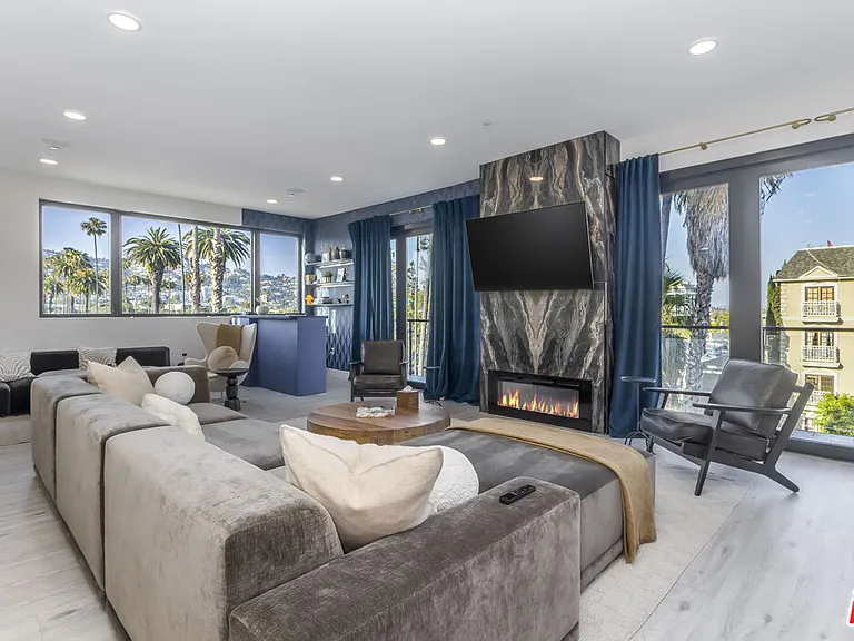 137 N Doheny Dr #3 — Photo 3