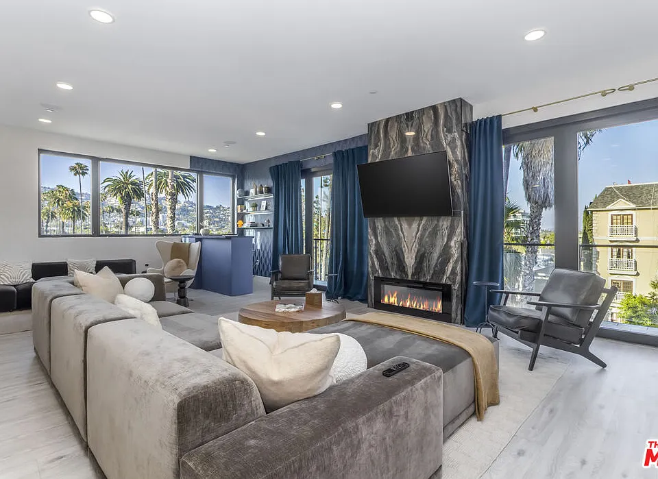 137 N Doheny Dr #3