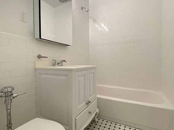 4th image of 245 W 72nd St APT 2D