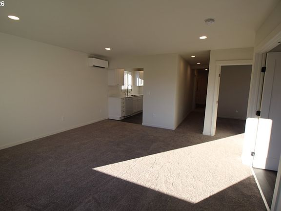 2nd image of 186 SW Rainbow Ave