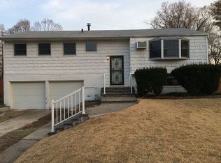 3 Newbrook Ln, East Northport, NY 11731