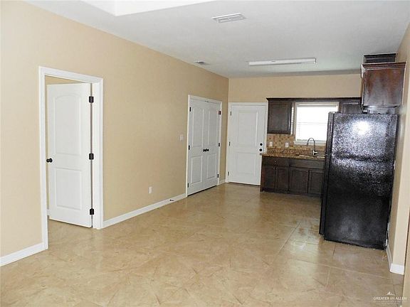 4th image of 2601 E Garfield Ave