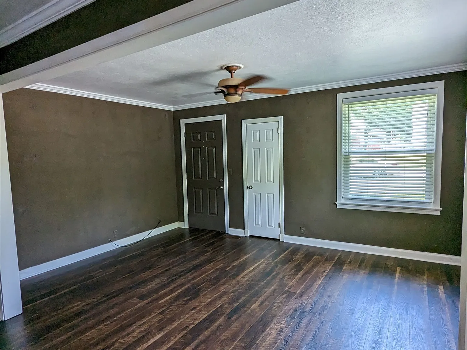 2 bed, 1.0 bath, 913 sqft, $1,100 — Photo 2