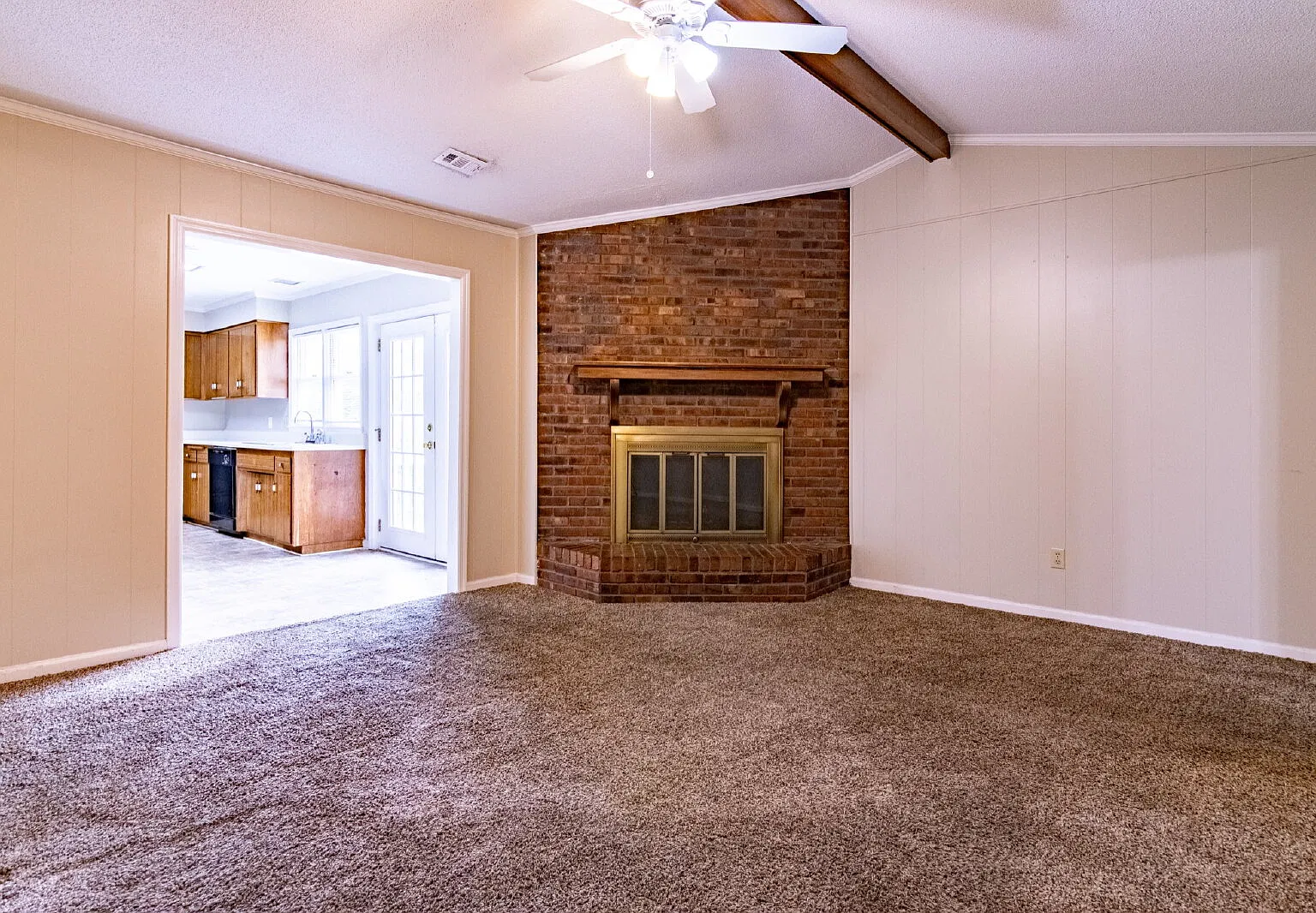 4 bed, 2.0 bath, 2015 sqft, $1,825 — Photo 2