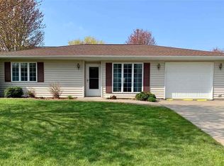 207 Valley Rd, Williamsburg, IA 52361