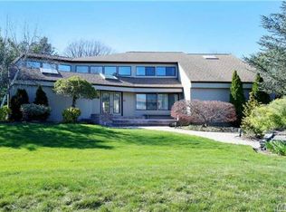 15 Clearmeadow Ln, Woodbury, NY 11797