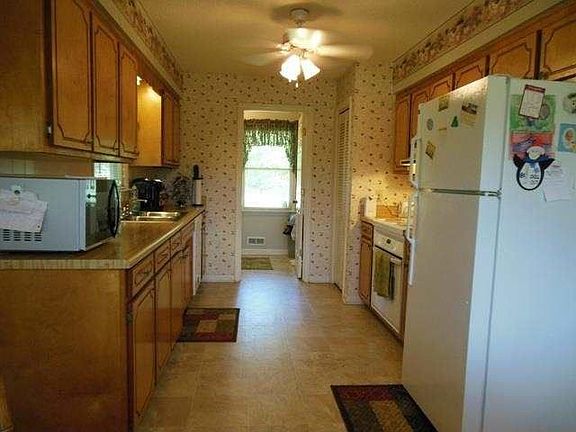 3rd image of 418 S Meadow Dr