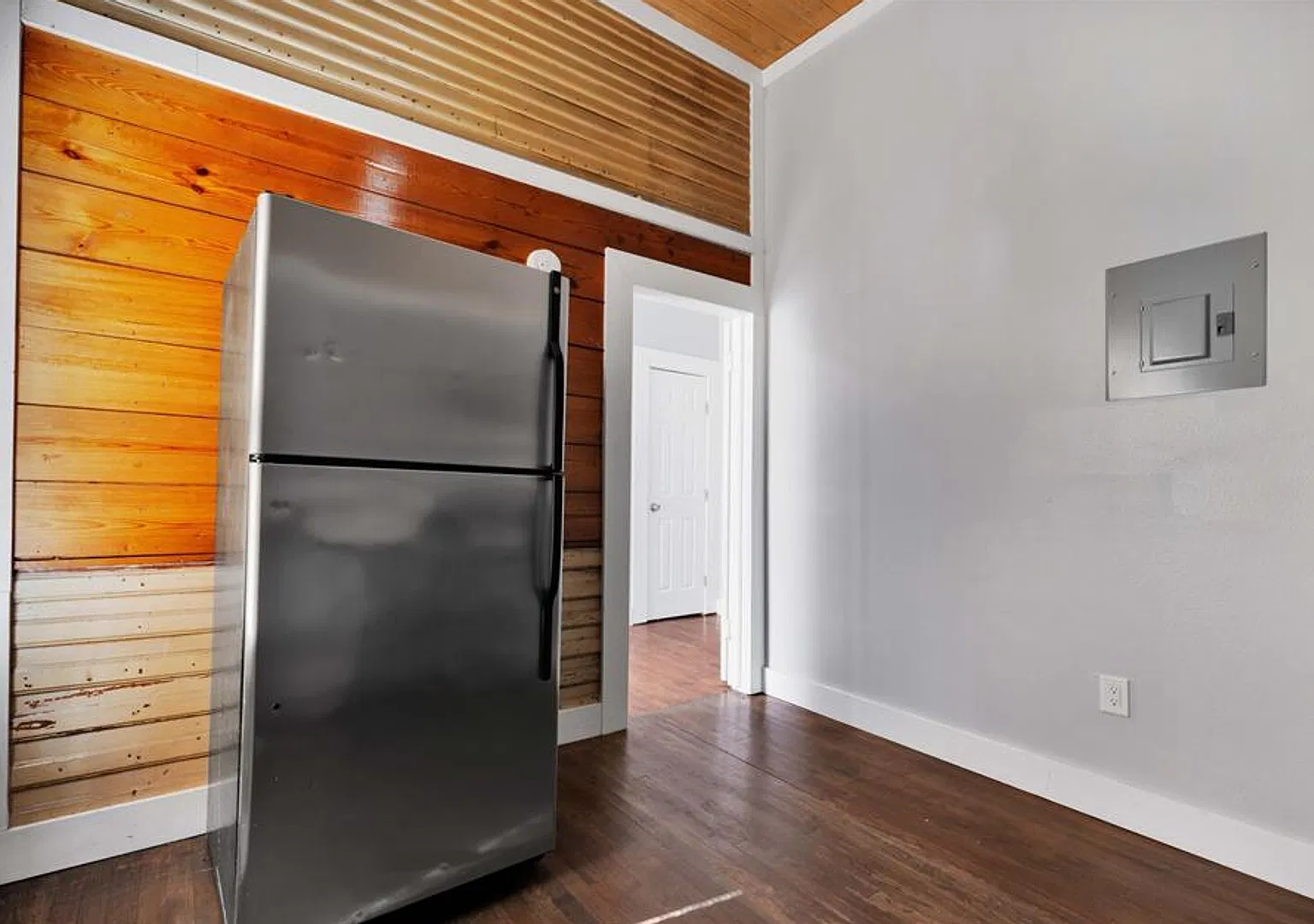 Modern 1-Bedroom Near Downtown San Antonio — Photo 2
