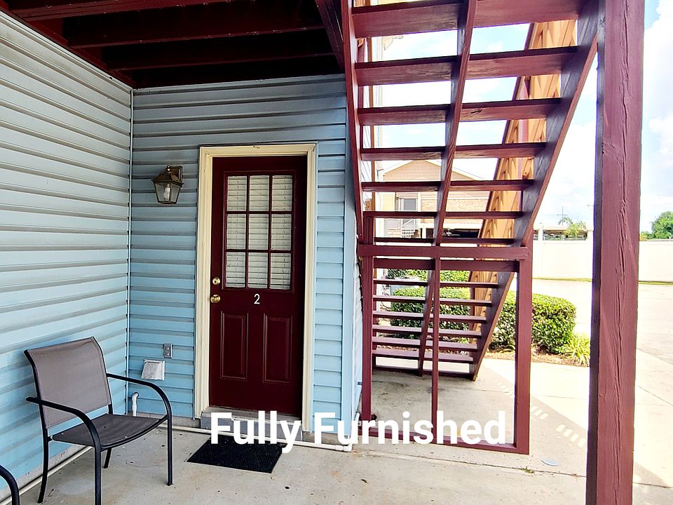 Welcome Home to this FULLY FURNISHED Monthly Rental! Designed with Business people in mind.