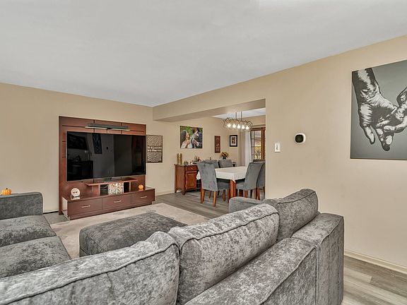 5th image of 9059 Newcastle Ct