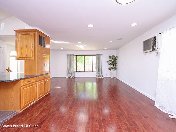 4th image of 548 Naughton Ave