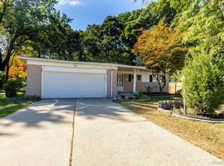 23605 Rockingham St, Southfield, MI 48033