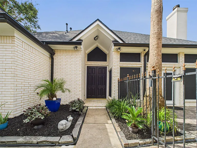 203 Las Brisas St — Photo 36