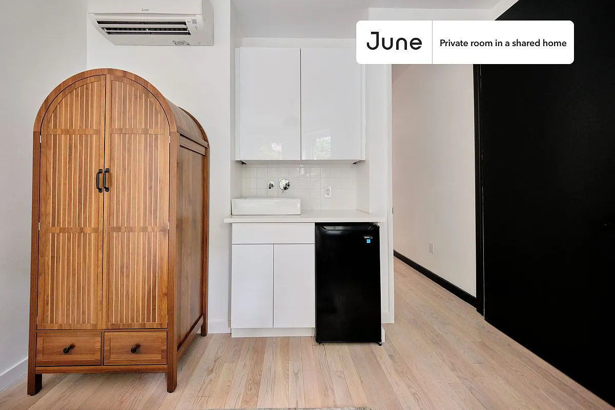 Full bedroom in 4 bed/4 bath home in Ditmas Park #1896 D — Photo 4