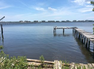 722 S Lakeside Dr, Lake Worth, FL 33460