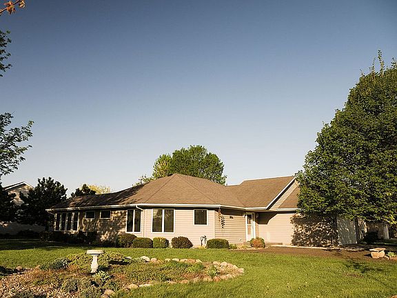 2nd image of 1403 Lloyd Ln