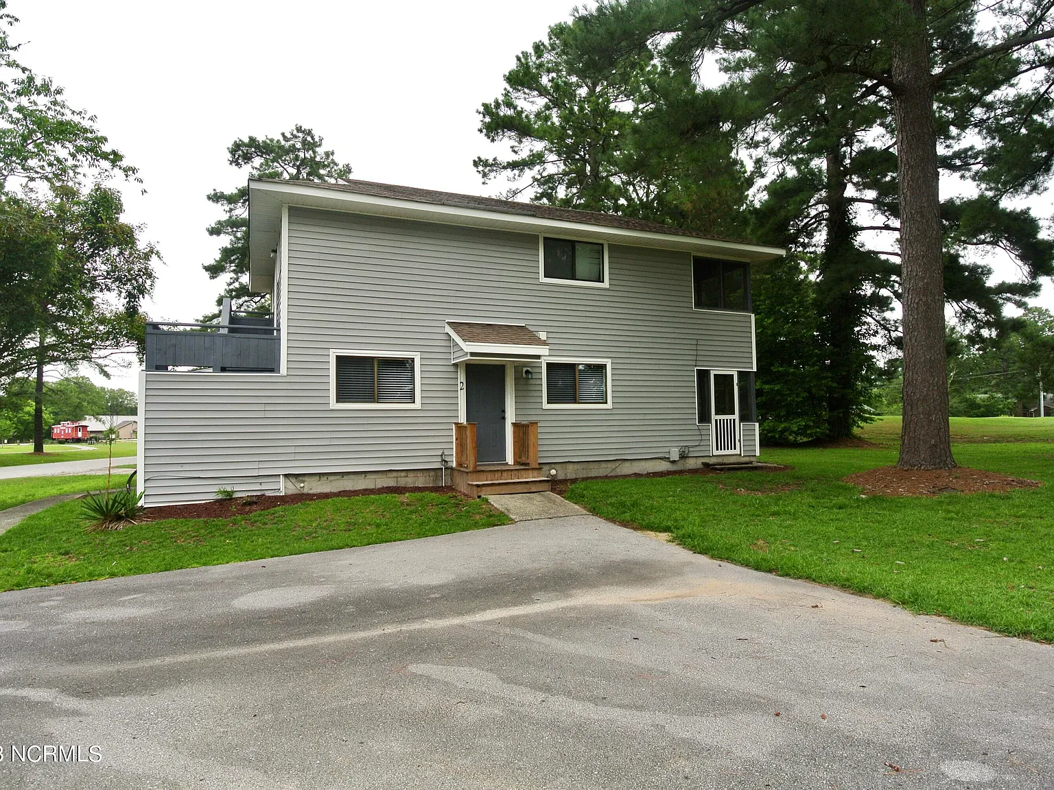 2 bed, 1.0 bath, $995 — Photo 2