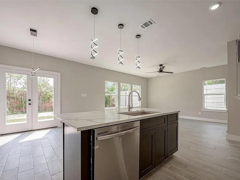 8128 Chateau St — Photo 10