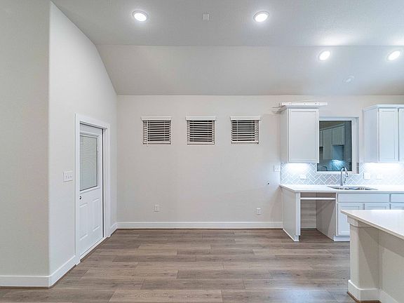 3rd image of 128 Avonlea Ct