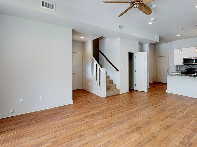 10 Gateway Village Blvd — Photo 6