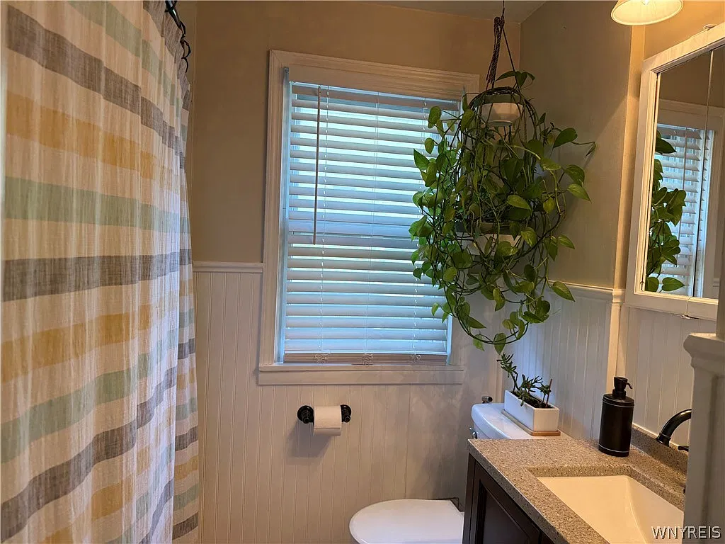 3 bed, 1.5 bath, 1372 sqft, $1,800 — Photo 3