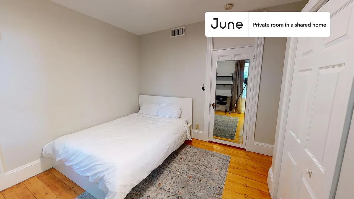 Queen bedroom in 4 bed/1 bath home in Inman Square #751 C — Photo 2
