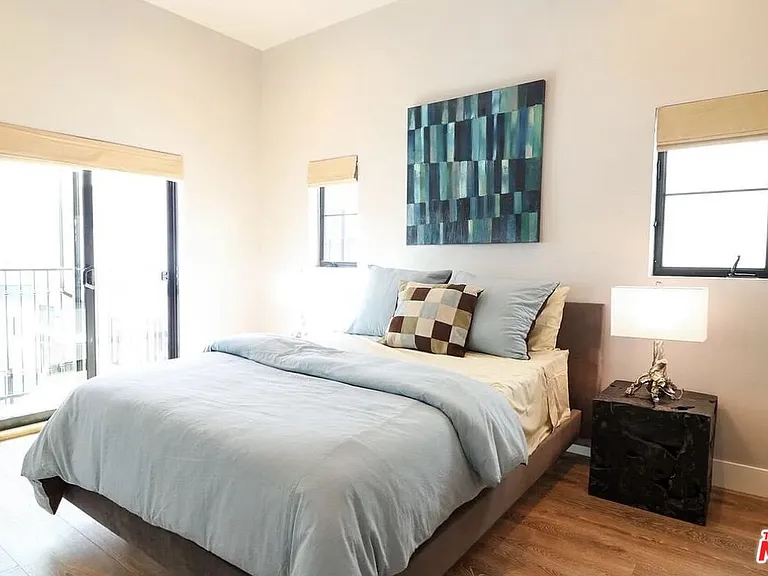 1253 S Plymouth Blvd — Photo 6