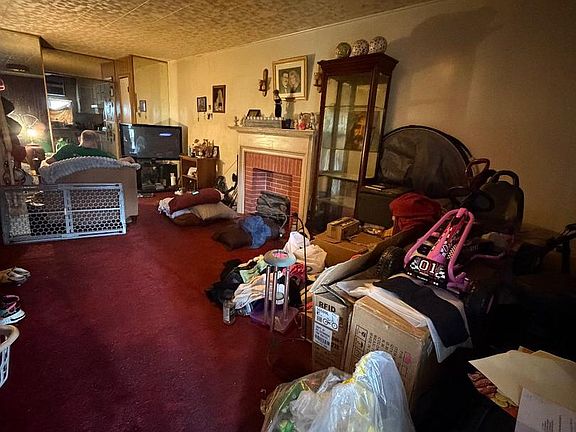 2nd image of 3924 Claremont St