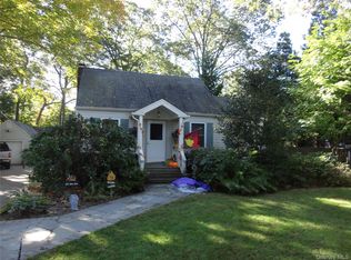 271 Lilac Ln, Smithtown, NY 11787