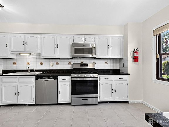 3rd image of 71 Highview Dr