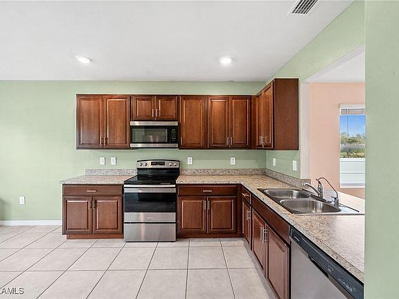 5th image of 491 Woodman Dr