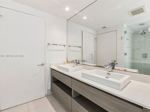 4th image of 460 NE 28th St APT 3308