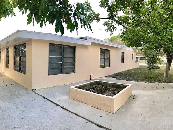 4th image of 20950 NW 37th Ct