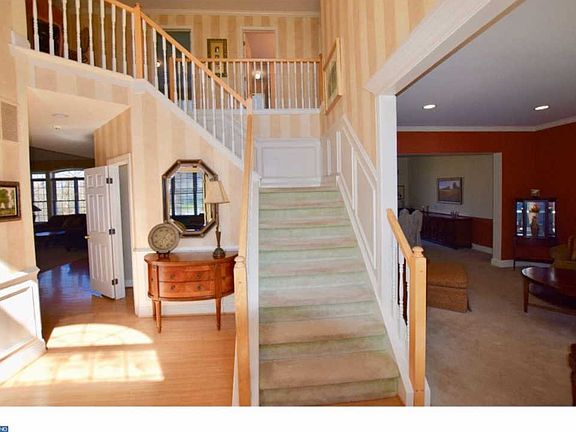 3rd image of 18 Woodsview Dr