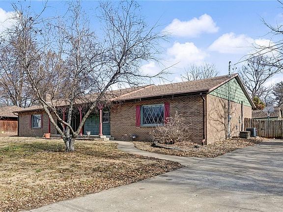 3rd image of 1907 Sun Valley Rd